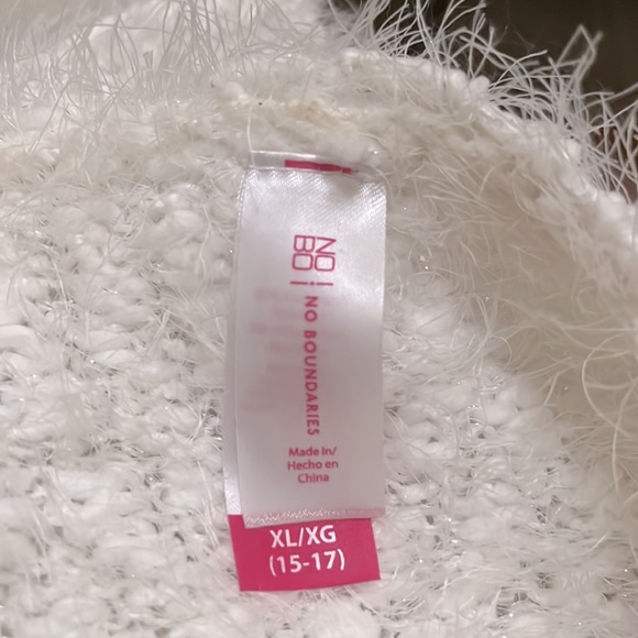 NO BOUNDARIES White Eyelash Faux Fur Winter V-Neck Sweater - Picture 6 of 7